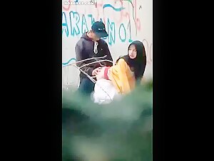 pulang sekolah di ewe ayang di pinggir jalan