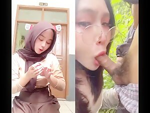 bokep indo cewe cantik kacamata sepong pacar di hutan